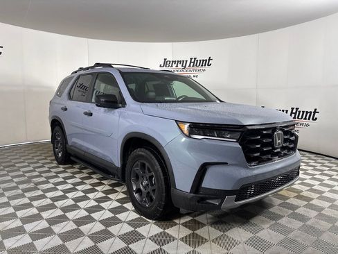 Used 2024 Honda Pilot TrailSport image 3