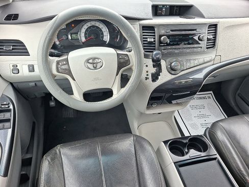 Used 2011 Toyota Sienna SE image 12
