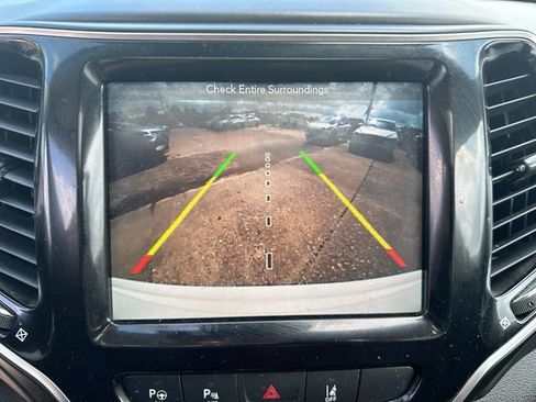 Used 2019 Jeep Cherokee Overland w/ Technology Group AWD/4WD image 17