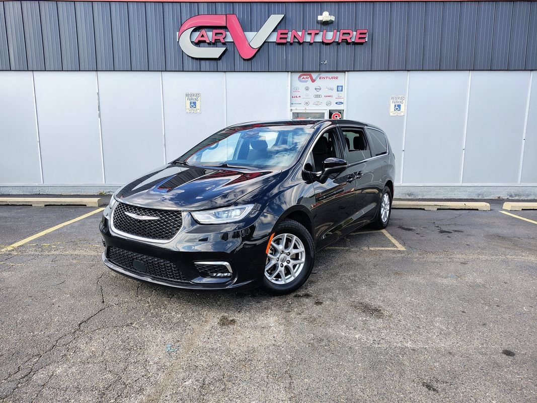 Used 2023 Chrysler Pacifica Touring FWD image 1