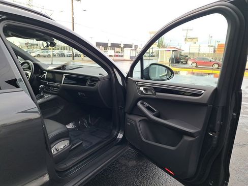 Used 2020 Porsche Macan image 16