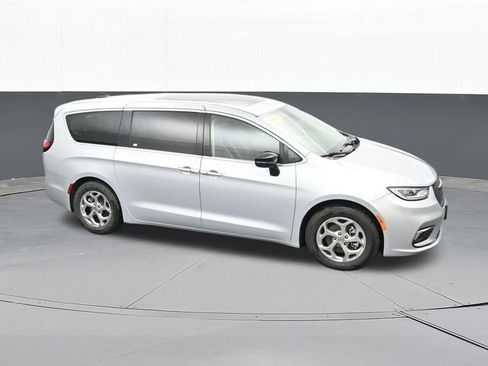 Used 2024 Chrysler Pacifica Limited FWD image 63