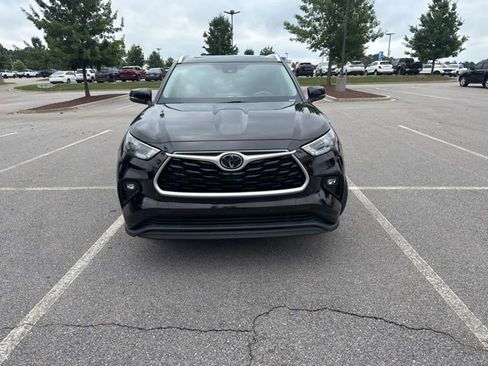 Used 2022 Toyota Highlander XLE FWD image 2