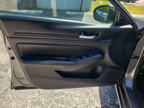 Used 2024 Nissan Altima 2.5 SV FWD image 17