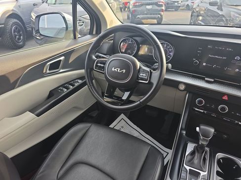 Used 2023 Kia Carnival LX FWD image 18