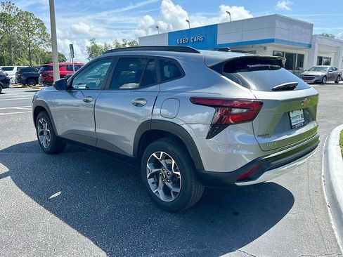 Used 2025 Chevrolet Trax LT FWD image 7