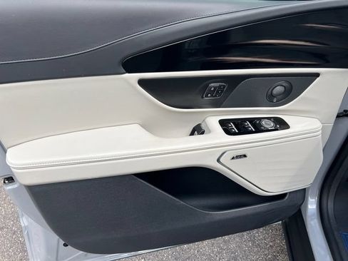 New 2026 Lincoln Nautilus Reserve AWD/4WD image 11