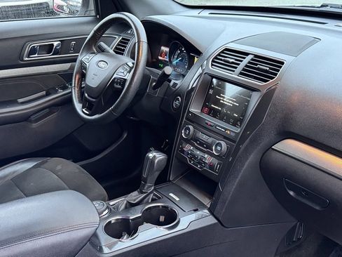 Used 2018 Ford Explorer XLT w/ Equipment Group 202A image 10
