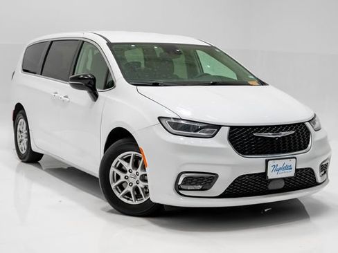 Used 2024 Chrysler Pacifica Touring-L FWD image 6