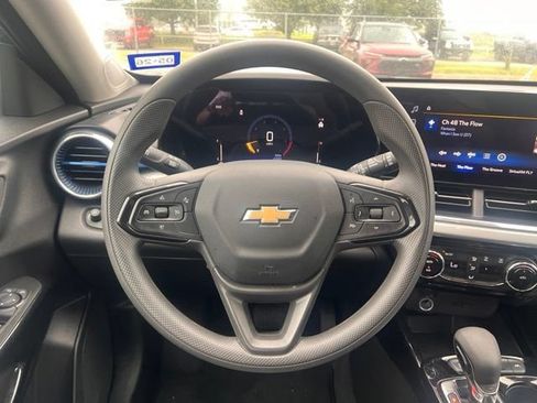 Used 2025 Chevrolet Trax LT FWD image 12