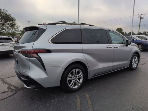 Used 2023 Toyota Sienna XSE w/ XSE Plus Package AWD/4WD image 5