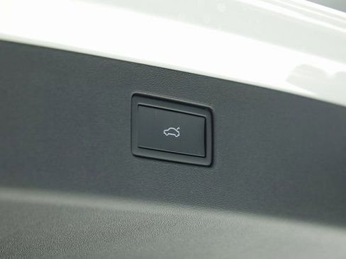 New 2025 Volkswagen Tiguan SE image 40