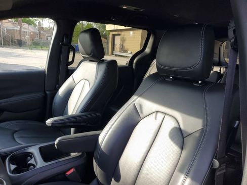Used 2025 Chrysler Pacifica Select FWD image 17