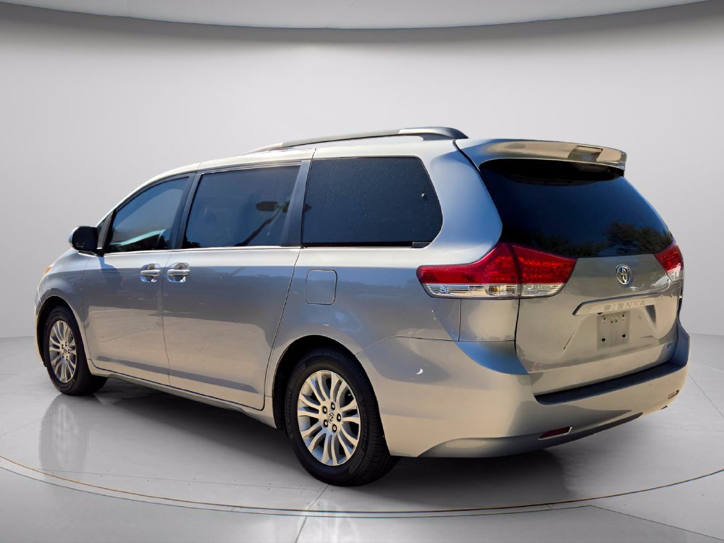 Used 2013 Toyota Sienna XLE FWD image 9