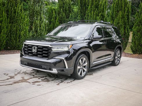 Certified 2025 Honda Pilot Touring image 5