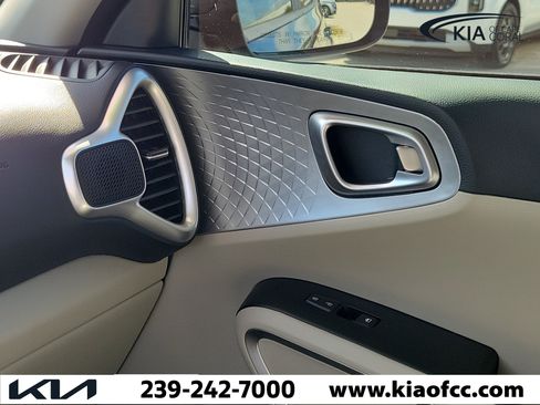 Certified 2025 Kia Soul LX w/ LX Technology Package FWD image 30