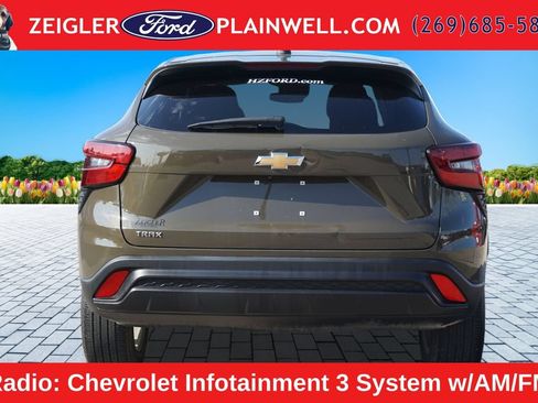 Used 2024 Chevrolet Trax LS w/ LS Convenience Package FWD image 4