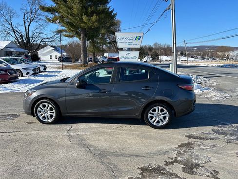 Used 2017 Toyota Yaris iA image 6