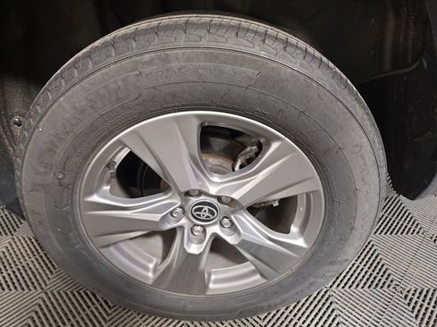Used 2025 Toyota RAV4 XLE AWD/4WD image 11