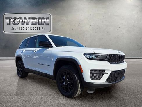 Used 2025 Jeep Grand Cherokee Laredo RWD image 2
