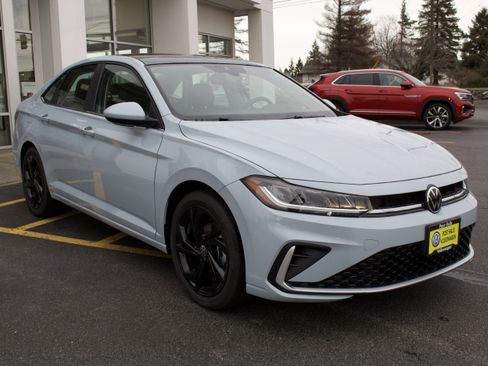 New 2026 Volkswagen Jetta SE image 3