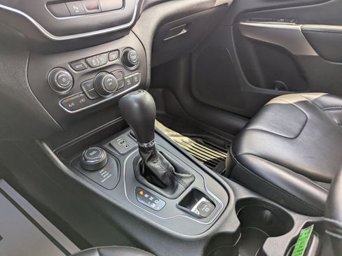 Used 2019 Jeep Cherokee Latitude Plus w/ Cold Weather Group AWD/4WD image 25