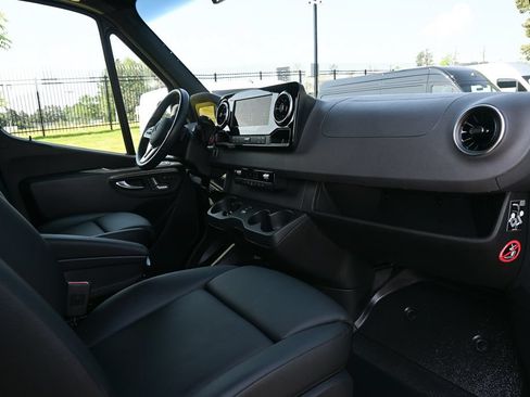 Used 2023 Mercedes-Benz Sprinter 2500 image 21