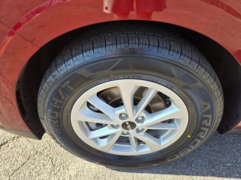 Used 2024 Kia Carnival LX FWD image 24