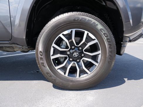 Used 2022 Toyota Tacoma TRD Sport image 12