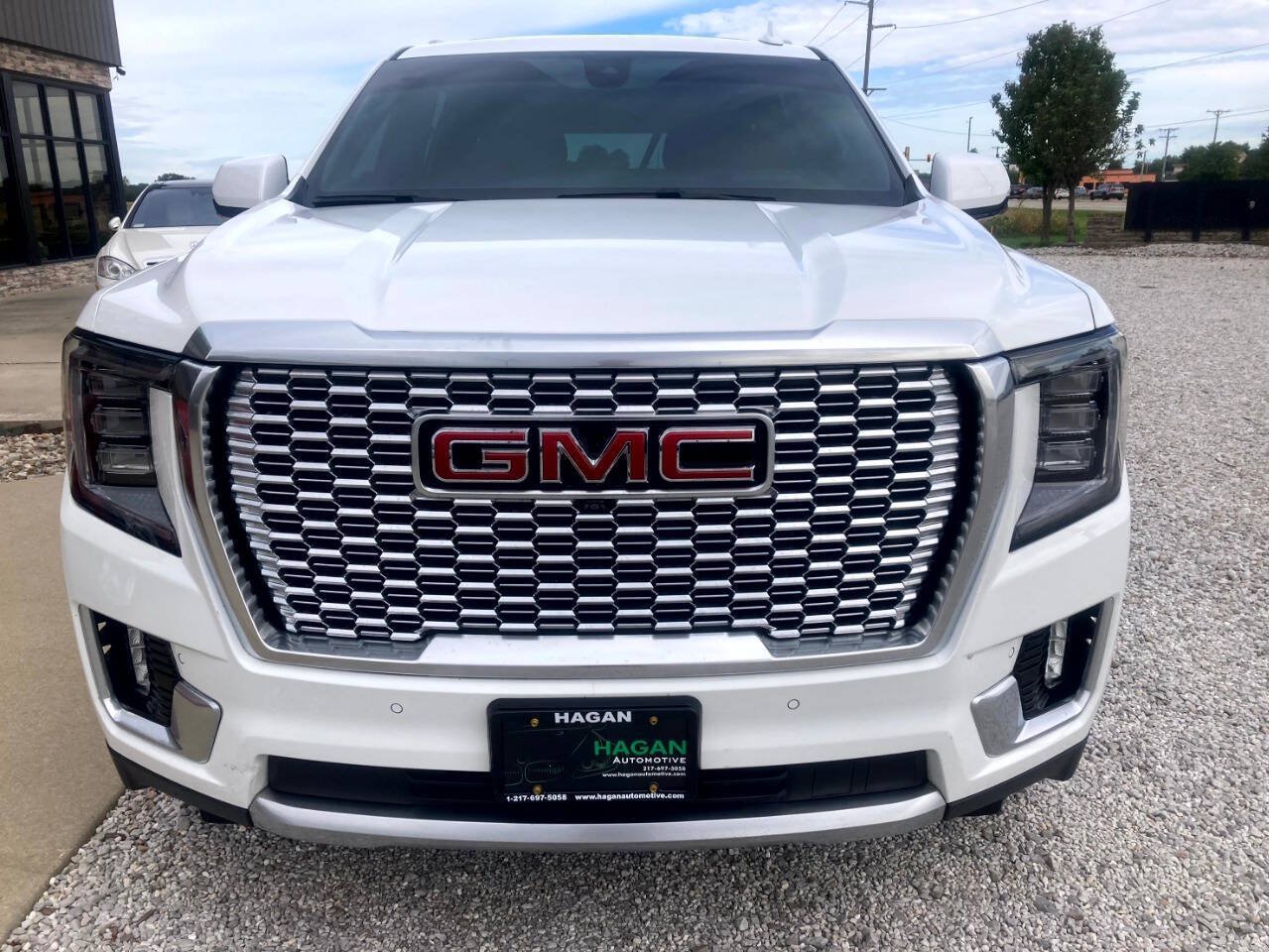 Used 2021 GMC Yukon XL Denali w/ Denali Ultimate Package AWD/4WD image 3