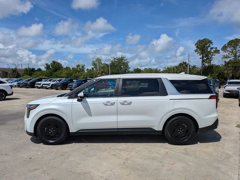 Used 2025 Kia Carnival FWD image 5
