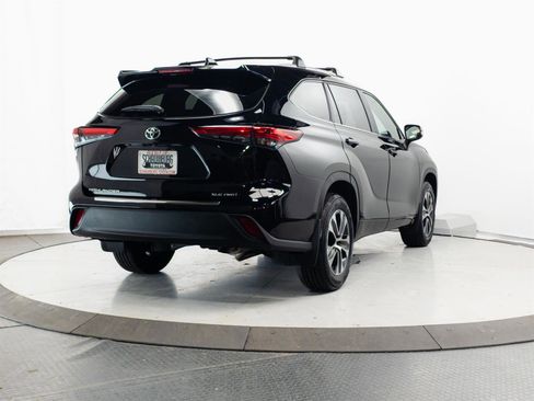 Used 2023 Toyota Highlander XLE AWD/4WD image 13