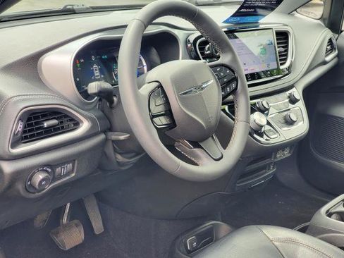 Used 2022 Chrysler Pacifica Touring-L w/ Uconnect Theater Family Group FWD image 8