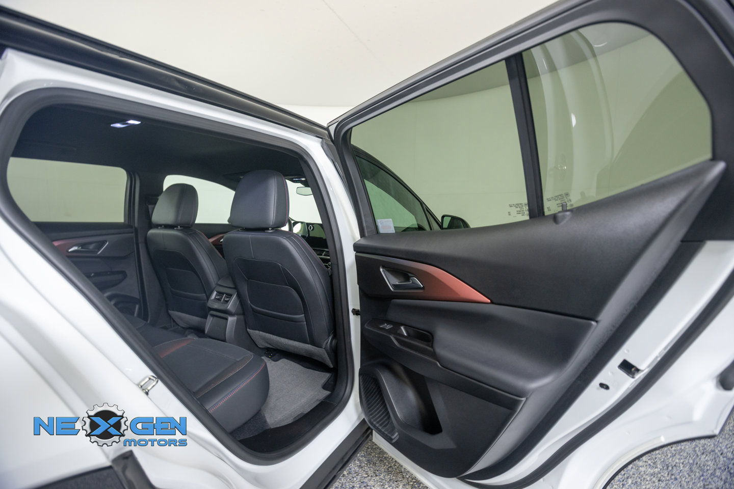 Used 2024 Chevrolet Equinox EV RS FWD image 34
