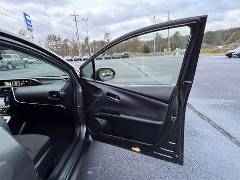 Used 2017 Toyota Prius Two image 17