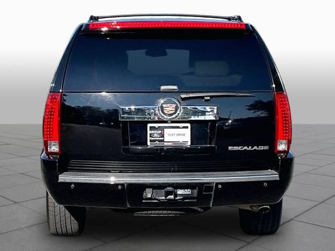 Used 2013 Cadillac Escalade Luxury RWD image 4