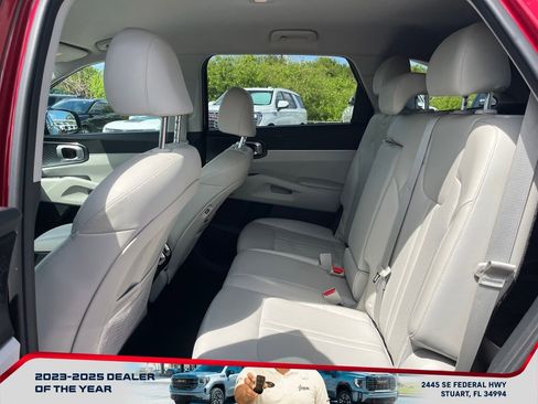 Used 2021 Kia Sorento S image 11