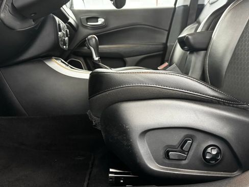 Used 2018 Jeep Compass Latitude w/ Popular Equipment Group FWD image 9