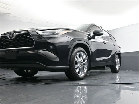 Used 2024 Toyota Highlander Limited image 30