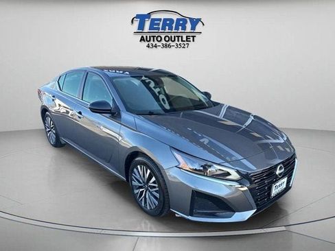 Used 2024 Nissan Altima 2.5 SV FWD image 2