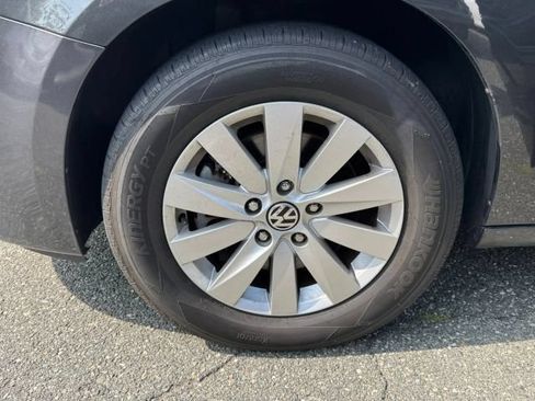 Used 2012 Volkswagen Routan SEL FWD image 27
