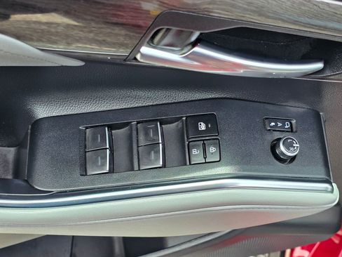 Used 2023 Toyota Highlander Platinum FWD image 13