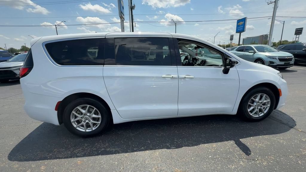 Used 2024 Chrysler Pacifica Touring-L FWD image 9