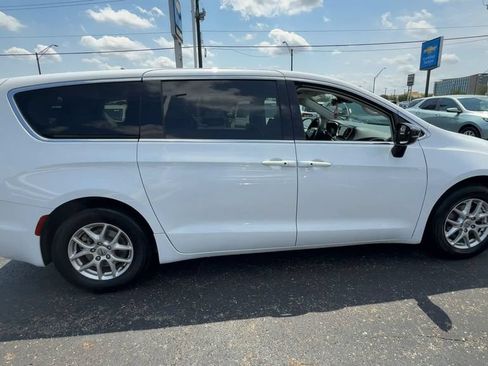 Used 2024 Chrysler Pacifica Touring-L FWD image 9