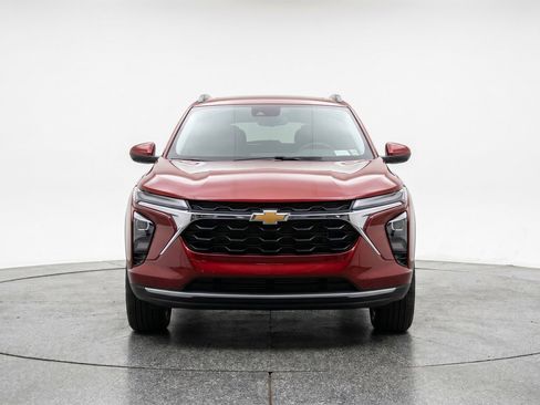 Used 2025 Chevrolet Trax LT w/ LT Convenience Package FWD image 2