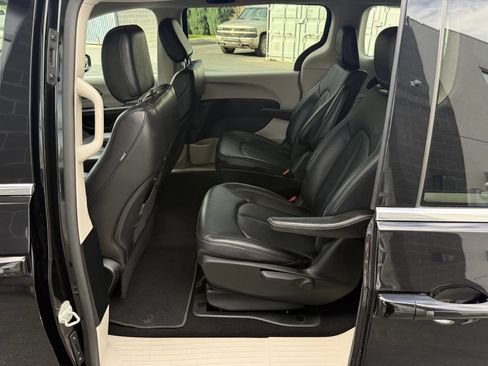 Used 2024 Chrysler Pacifica Limited FWD image 31