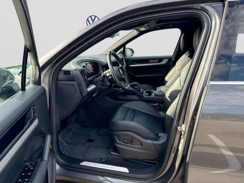 Used 2025 Porsche Cayenne AWD/4WD image 10