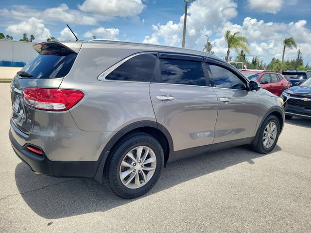 Used 2017 Kia Sorento FWD image 4