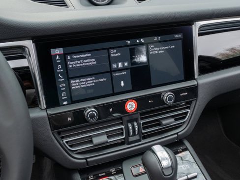 Certified 2025 Porsche Macan AWD/4WD image 25