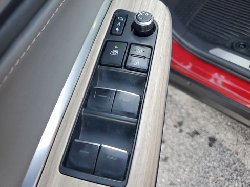 Used 2024 Toyota Venza Limited image 20